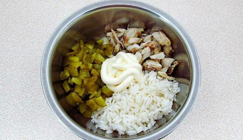Rybnyi-salat-z-rysom-i-solonymy-ohirkamy-foto-2 Рибний салат з рисом і солоними огірками