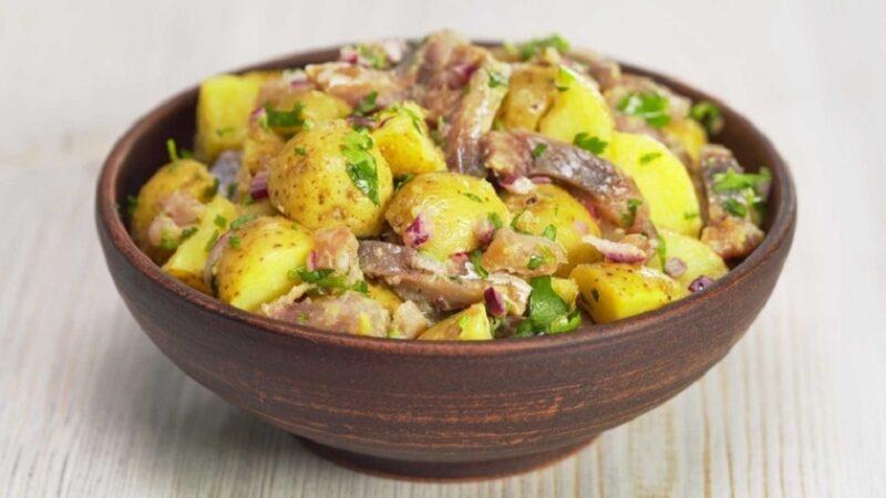 Kartoplianyi-salat-z-kopchenym-oseledtsem Картопляні салати з оселедцем