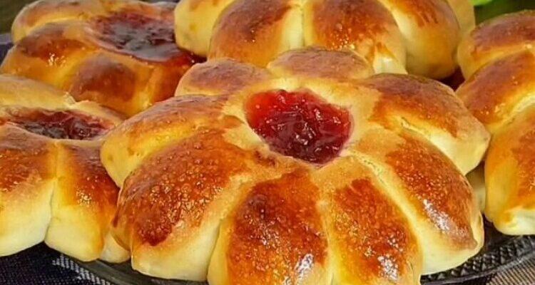 Дріжджові булочки з полуничним джемом, рецепт приготування