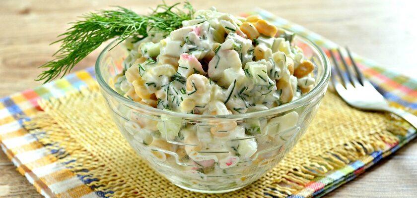 Крабовий салат зі свіжим огірком і кукурудзою, рецепт приготування