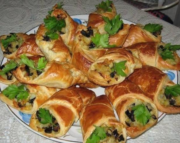 Hotova-zakuska Смачна закуска з листкового тіста з грибною начинкою