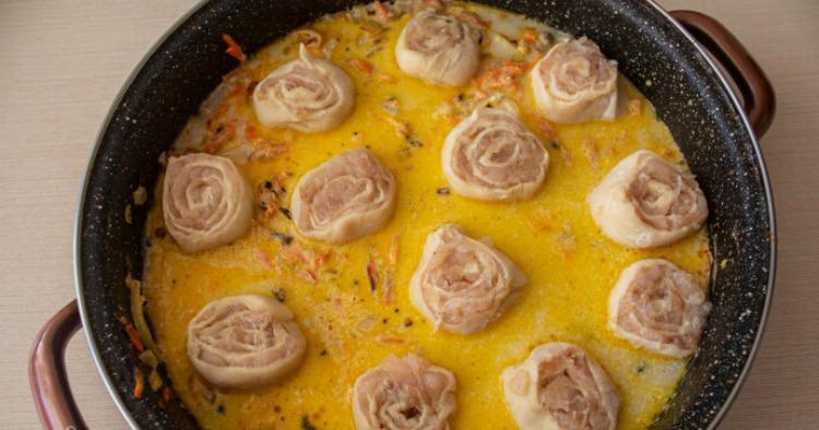 Vidpravliaiemo-ledachi-pelmeni-na-skovorodu-z-sousom Ледачі пельмені "Трояндочки" в сметанному соусі на сковороді