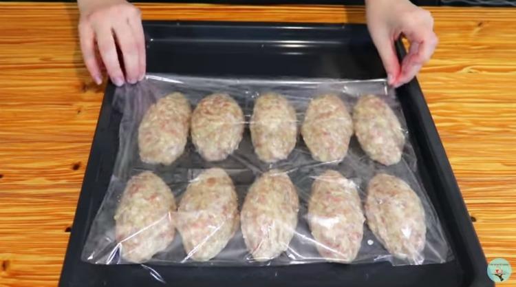 Kotlety-na-deku-u-rukavi Соковиті і ніжні котлети з фаршу