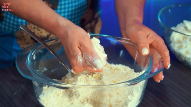 Pisochnyi-pyrih-krok-odyn Літній пісочний пиріг з яскравими абрикосами