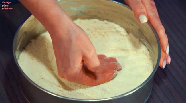Pisochnyi-pyrih-krok-try Літній пісочний пиріг з яскравими абрикосами