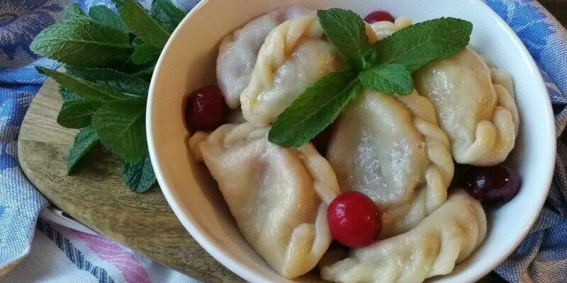Вареники з вишнею - рецепт приготування