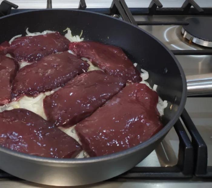 Pechinka-krok-chotyry Як потрібно готувати печінку, щоб вона не була «гумовою» і танула в роті (без борошна, вимочування і соусах)