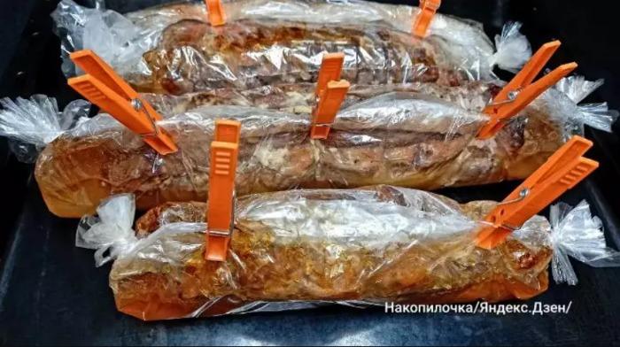 7-6 Беру свинячу черевину, рукав для запікання, прищіпки та готую делікатес на святковий стіл