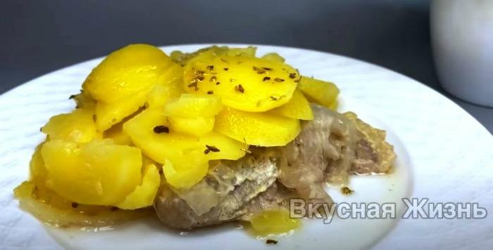 Hotova-kartoplia-z-miasom Не втомлююся готувати таку вечерю. Просто м'ясо і картопля