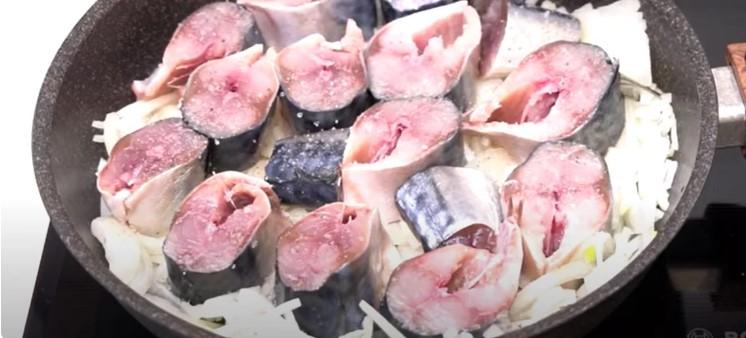 1-3 Скумбрія на цибулевій подушці: смачно і витрачаю хвилин 15 на приготування