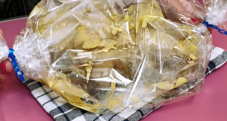 6-3 З усіх свинячих рульок ця мені подобається більше інших. Показую, як її приготувати в рукаві