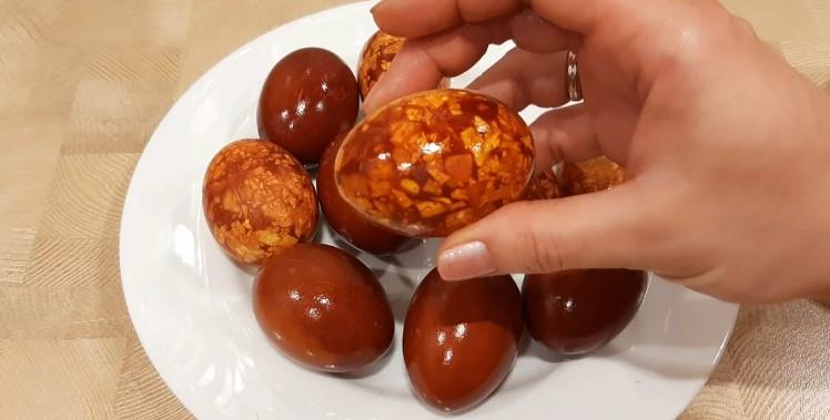 6 Як красиво пофарбувати яйця на Великдень цибулевим лушпинням