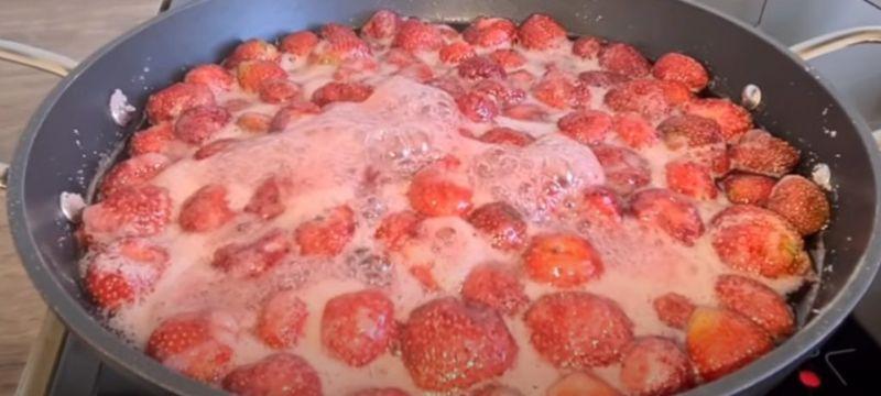 7-17 Хоч 50 банок закрий, завжди мало. Полуничне варення, пальчики оближеш