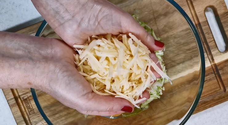 2 Готую м'які коржі з кабачками на сніданок і для перекусу