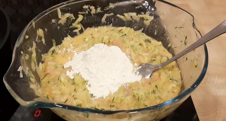 8 Кабачкові оладки з куркою. По-домашньому смачно і просто!