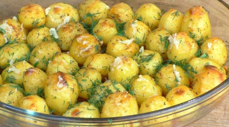 25 Смачнішу за цю запечену картоплю в духовці, я не знаю: ділюся секретом приготування