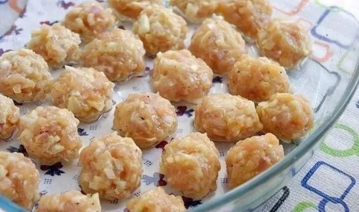 18 Замість набридлих котлет готую м'ясні кульки на вечерю. Смачно і відразу з підливою