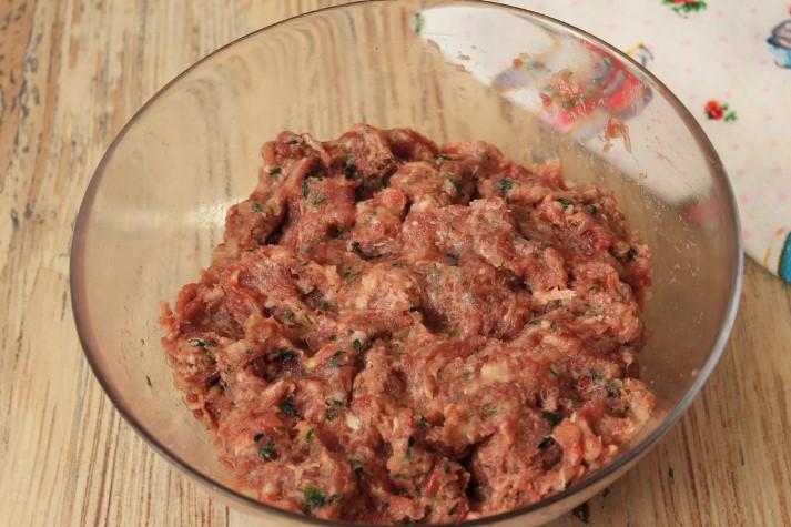 14 Відварюю картоплю і загортаю у фарш. Смачні котлети з сюрпризом: не потрібно стояти біля плити та смажити