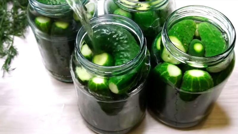 23 Хрусткі мариновані огірки на зиму: банки стоять у квартирі й не мутніють