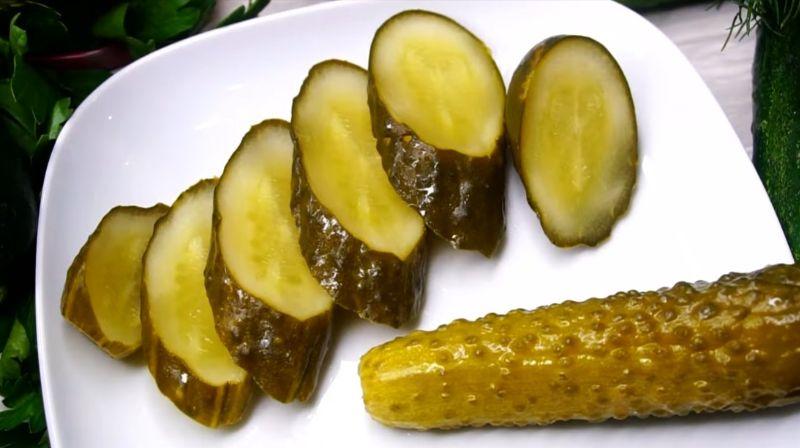 24 Хрусткі мариновані огірки на зиму: банки стоять у квартирі й не мутніють