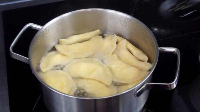 243 Вареники із заварного тіста з двома сирними начинками