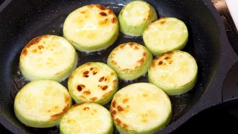 407 Наріжте шинок кружечками. Кабачковий гратен із сирною скоринкою