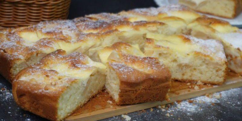 Ніжна шарлотка з яблуками і сметанною заливкою